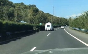 开来车辆——拖挂房车出发高速