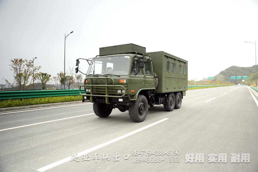东风六驱EQ2102双排方舱厢式车