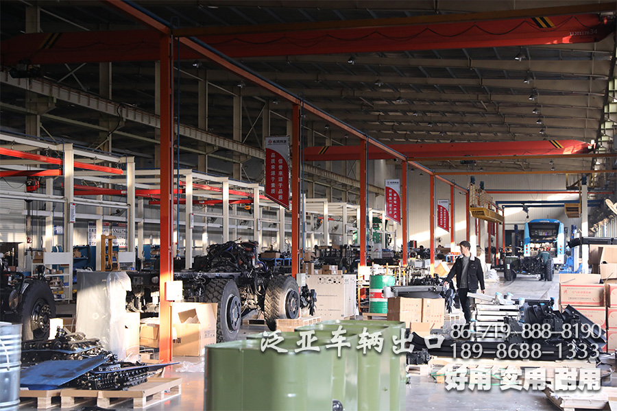 <strong>批量生产展示：东风六驱越野专用加油车</strong>