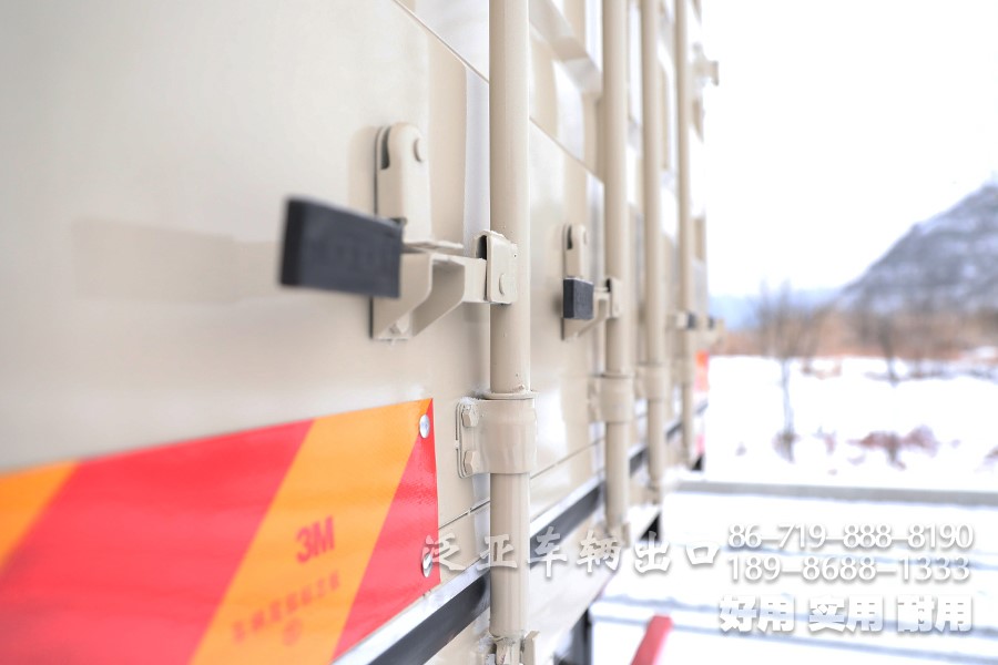 东风8x4仓栅车，东风平头一排半驾驶室，东风重型仓栅车，东风大承载力越野卡车，东风十二档变速卡车，东风420L油箱，仓栅运输车，大马力卡车