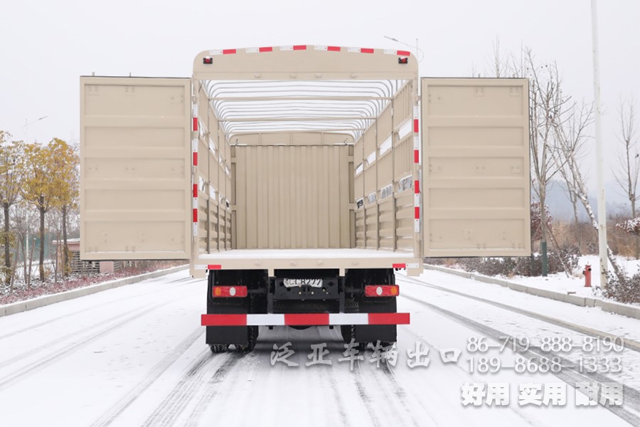 东风8x4仓栅车，东风平头一排半驾驶室，东风重型仓栅车，东风大承载力越野卡车，东风十二档变速卡车，东风420L油箱，仓栅运输车，大马力卡车