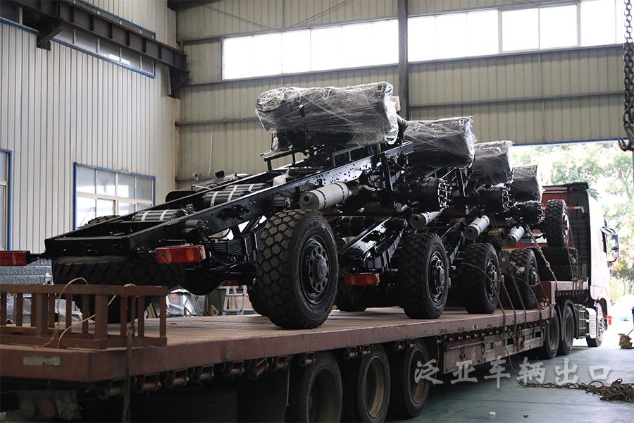 <strong>东风四驱4x4越野卡车底盘交付非洲</strong>